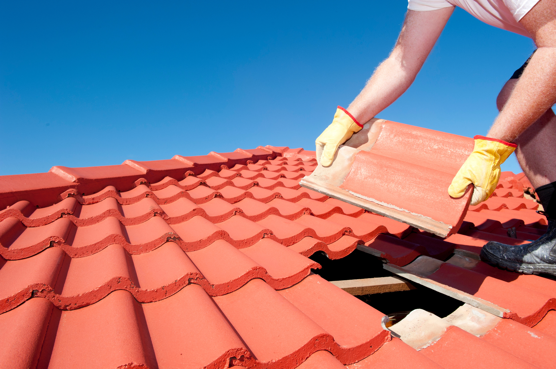 Skyline roofer replacing terracotta roof tiles in Brisbane